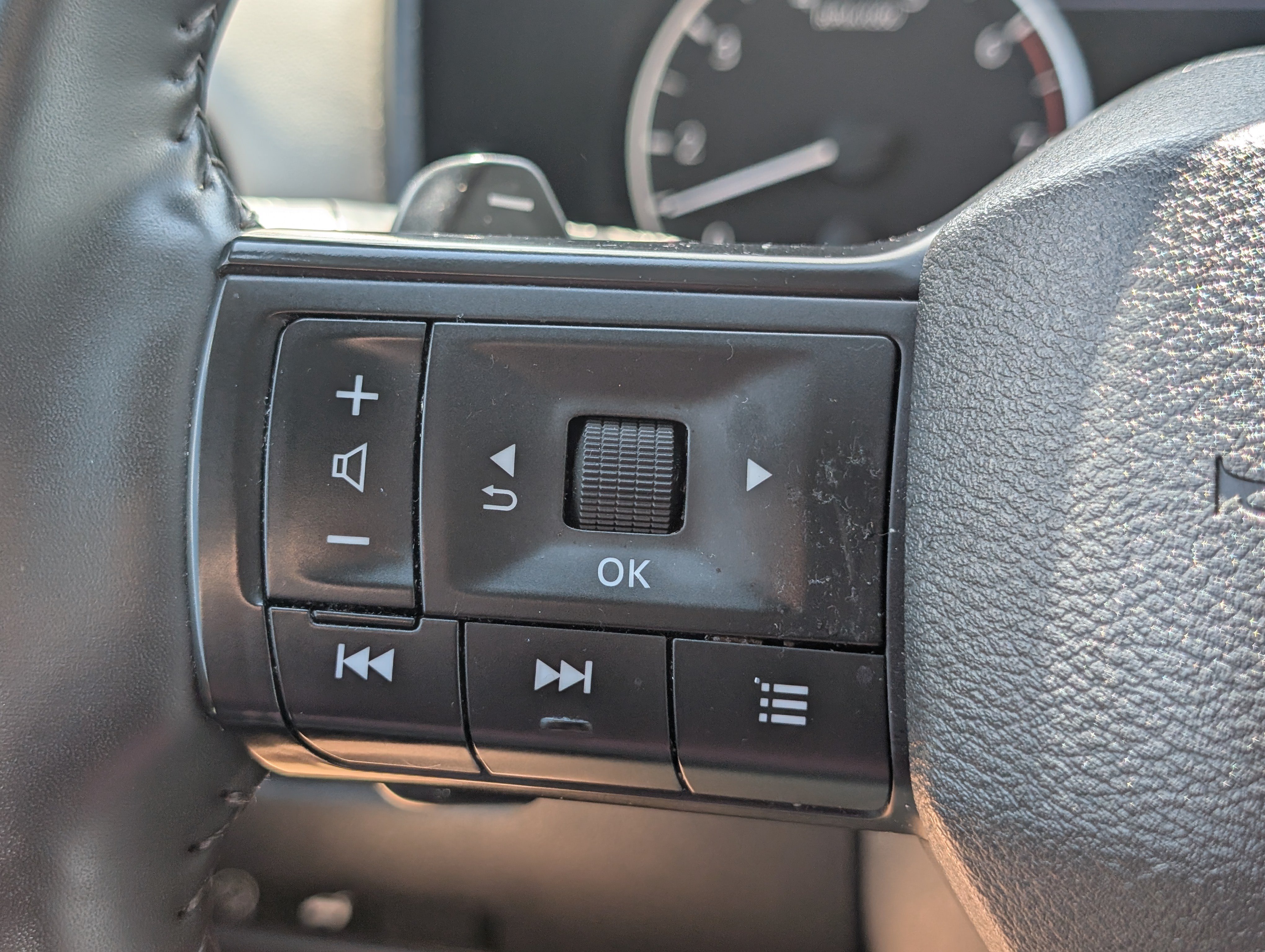 Used 2025 Nissan Rogue SV FWD image 21