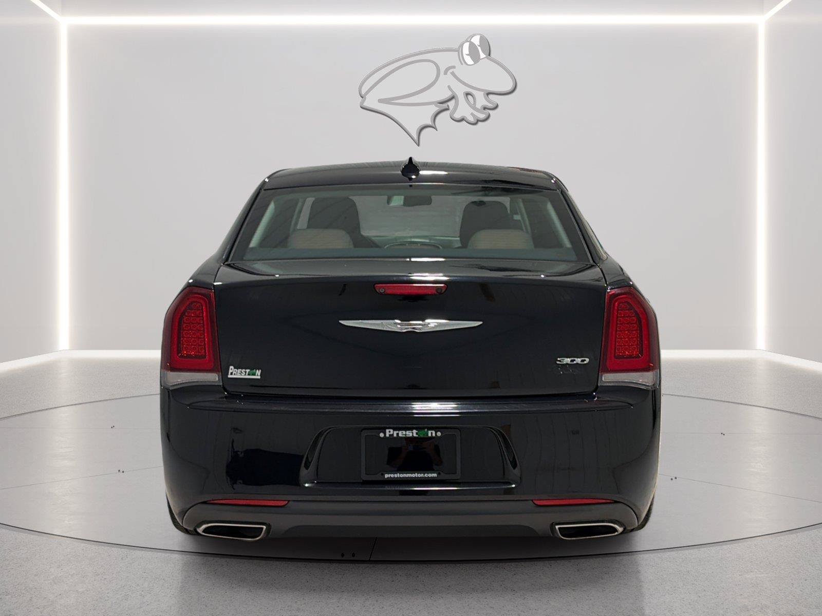 Used 2018 Chrysler 300 Touring w/ Sport Appearance Package RWD image 4