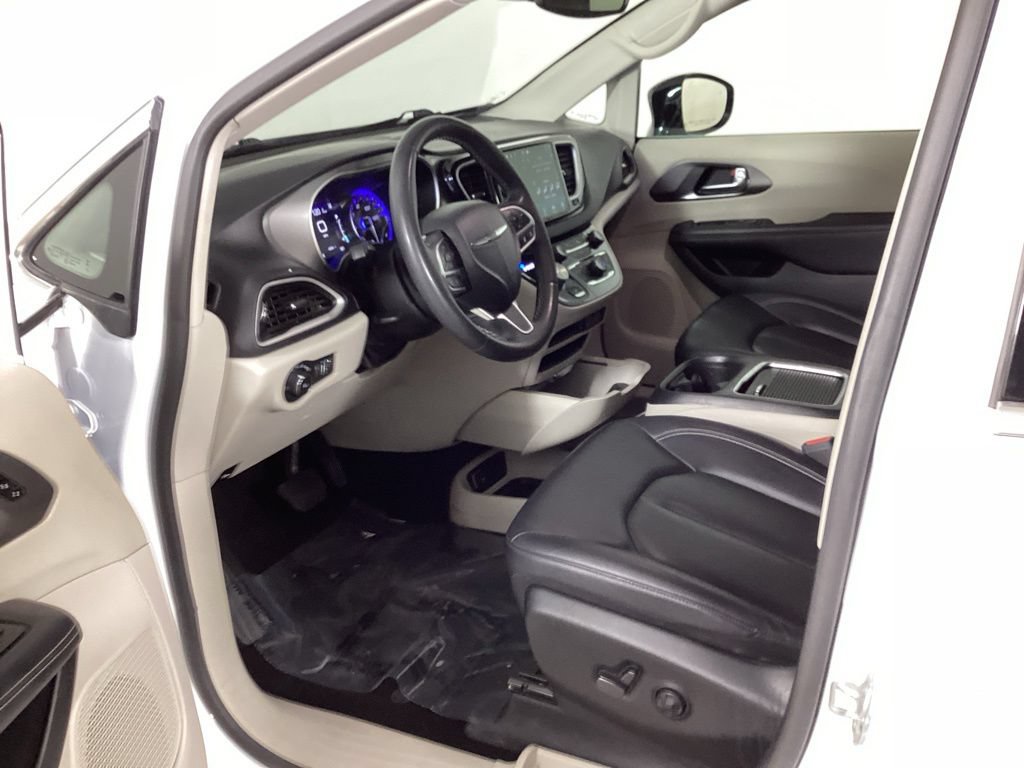 Used 2024 Chrysler Pacifica Touring-L FWD image 30