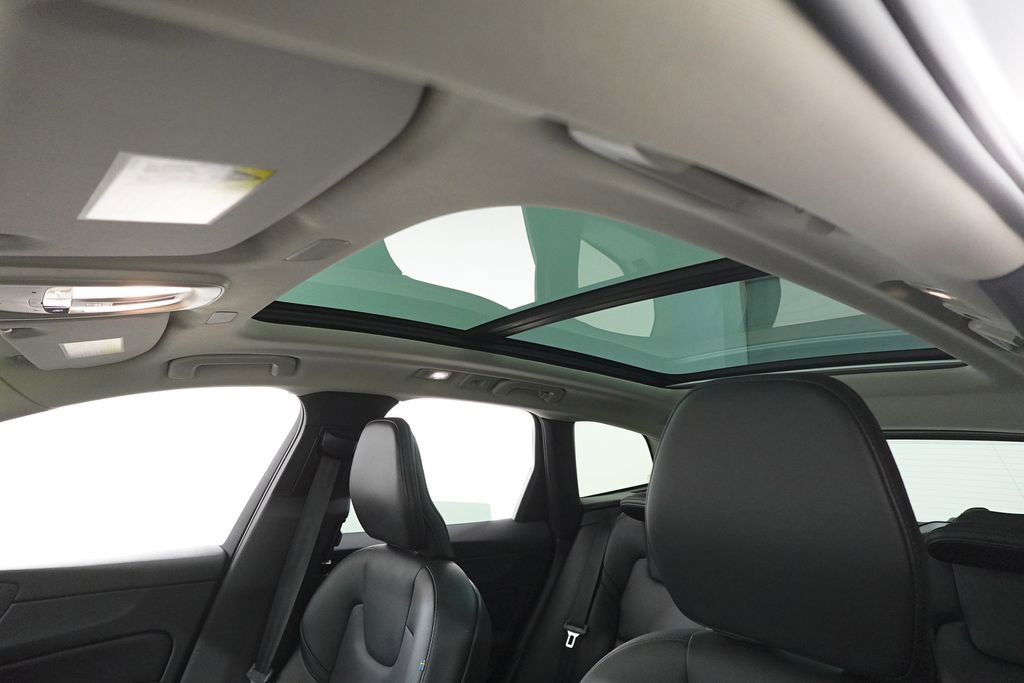 Used 2023 Volvo XC60 B5 Core image 12