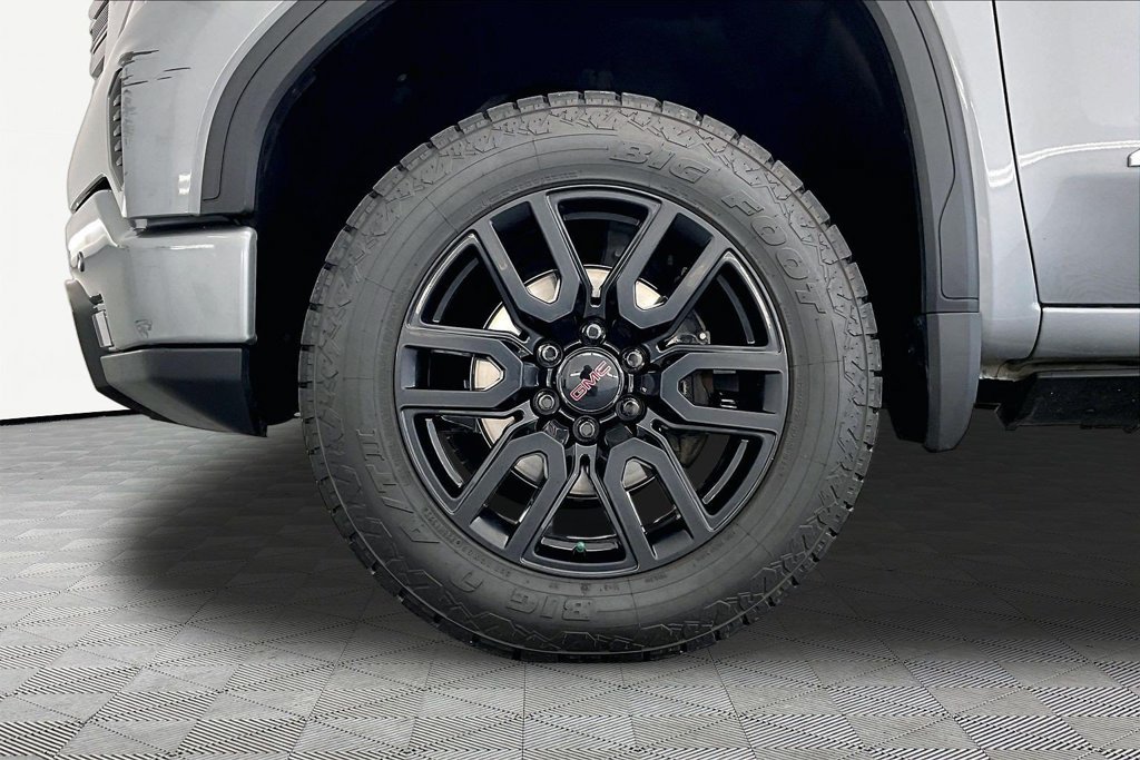 Used 2024 GMC Sierra 1500 AT4 w/ Technology Package AWD/4WD image 9