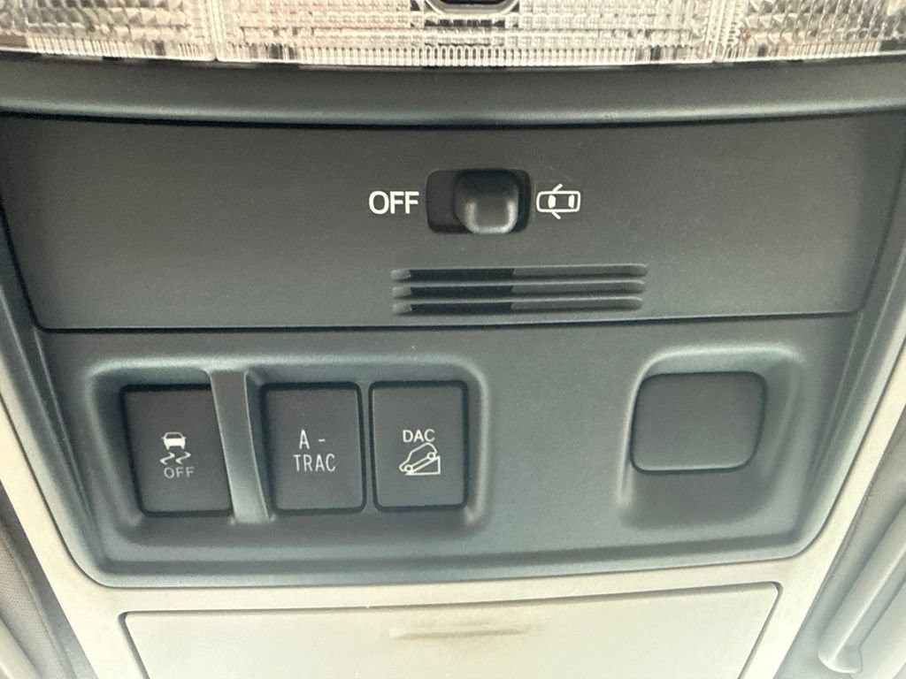 Used 2018 Toyota 4Runner SR5 AWD/4WD image 31
