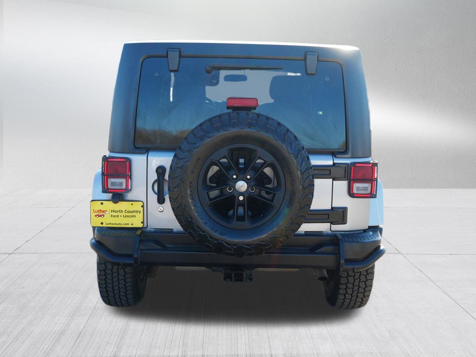 Used 2017 Jeep Wrangler Unlimited Sahara AWD/4WD image 4