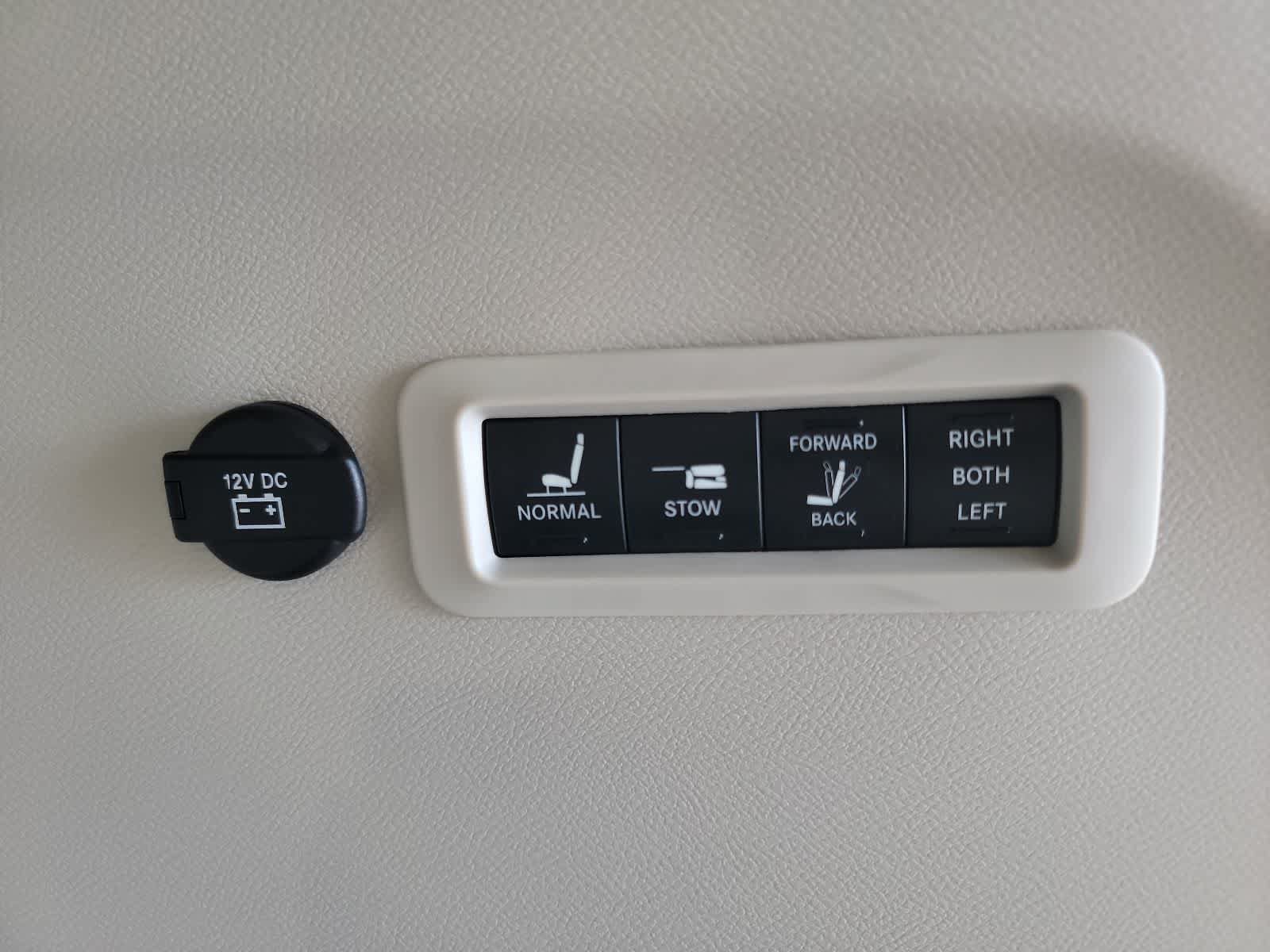 Used 2020 Chrysler Pacifica Limited FWD image 39