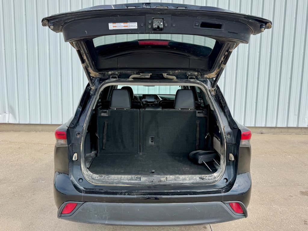 Used 2021 Toyota Highlander XLE AWD/4WD image 17