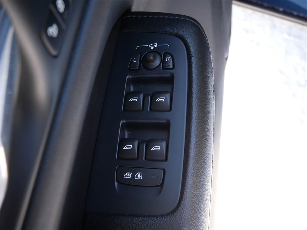 Used 2019 Volvo S60 T6 Momentum w/ Premium Package image 16