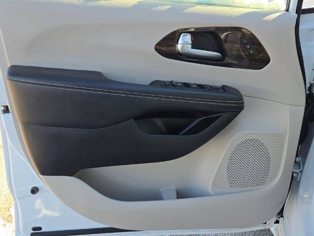 Used 2024 Chrysler Pacifica Limited FWD image 22