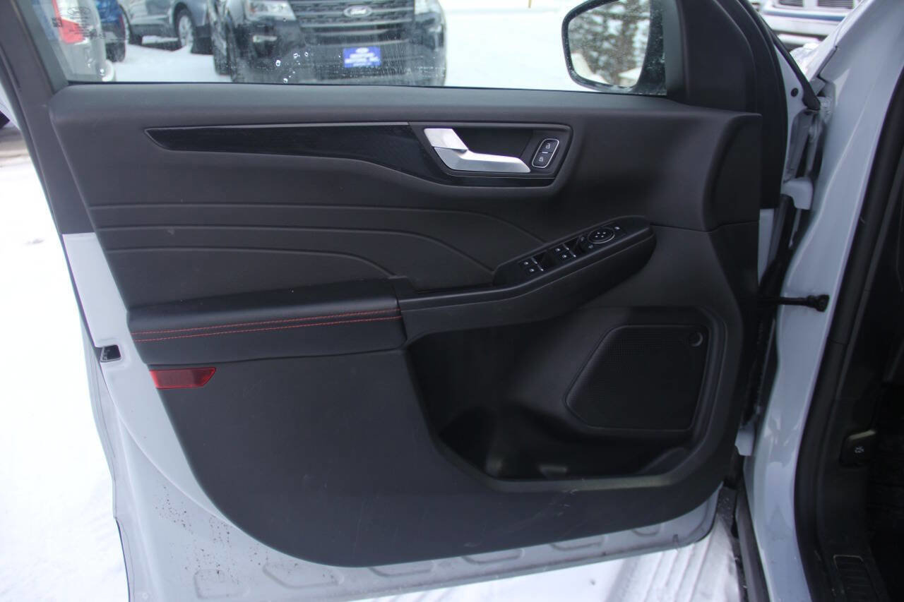 Certified 2025 Ford Escape ST-Line Select image 25