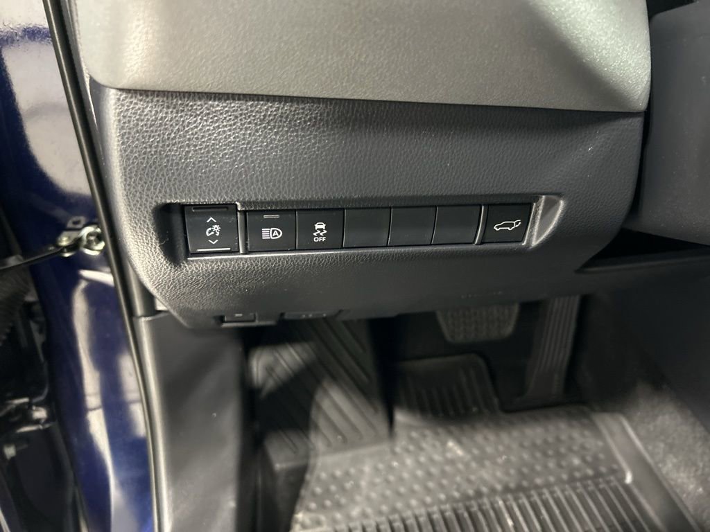 Used 2022 Toyota Venza LE image 12