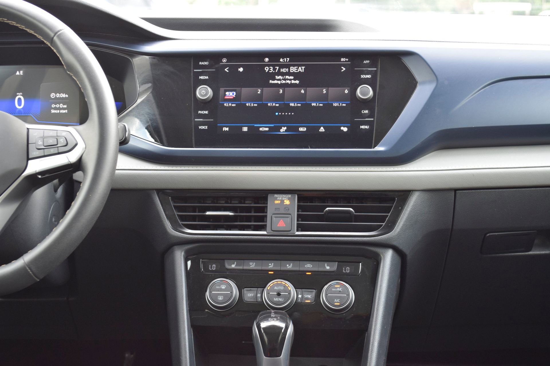 Used 2024 Volkswagen Taos SE w/ Panoramic Sunroof Package FWD image 11