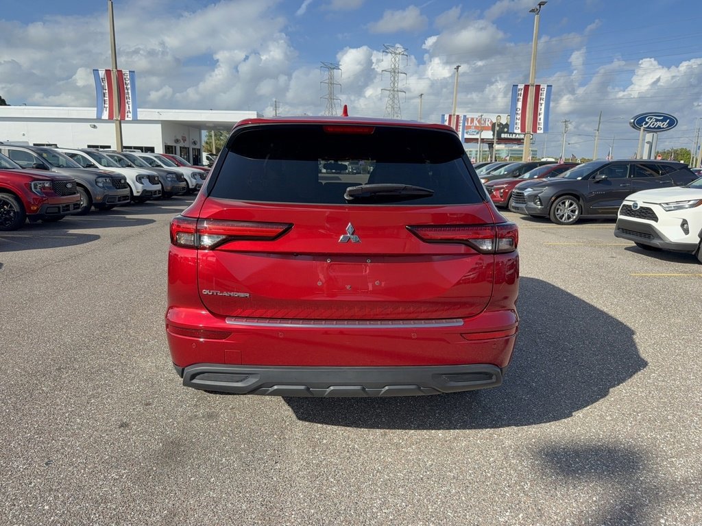 Used 2022 Mitsubishi Outlander ES image 2