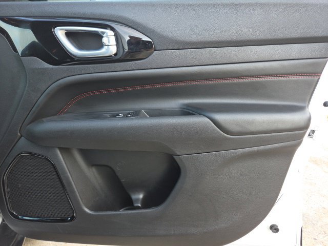 Used 2025 Jeep Compass Trailhawk AWD/4WD image 18