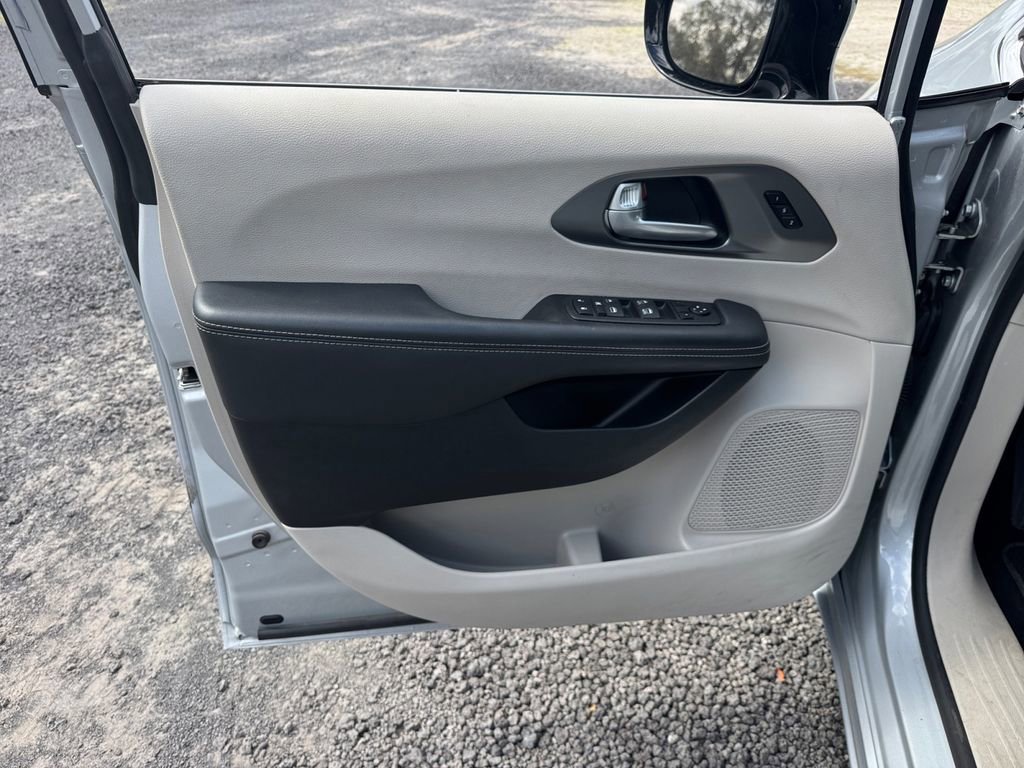 Used 2024 Chrysler Pacifica Touring-L image 34