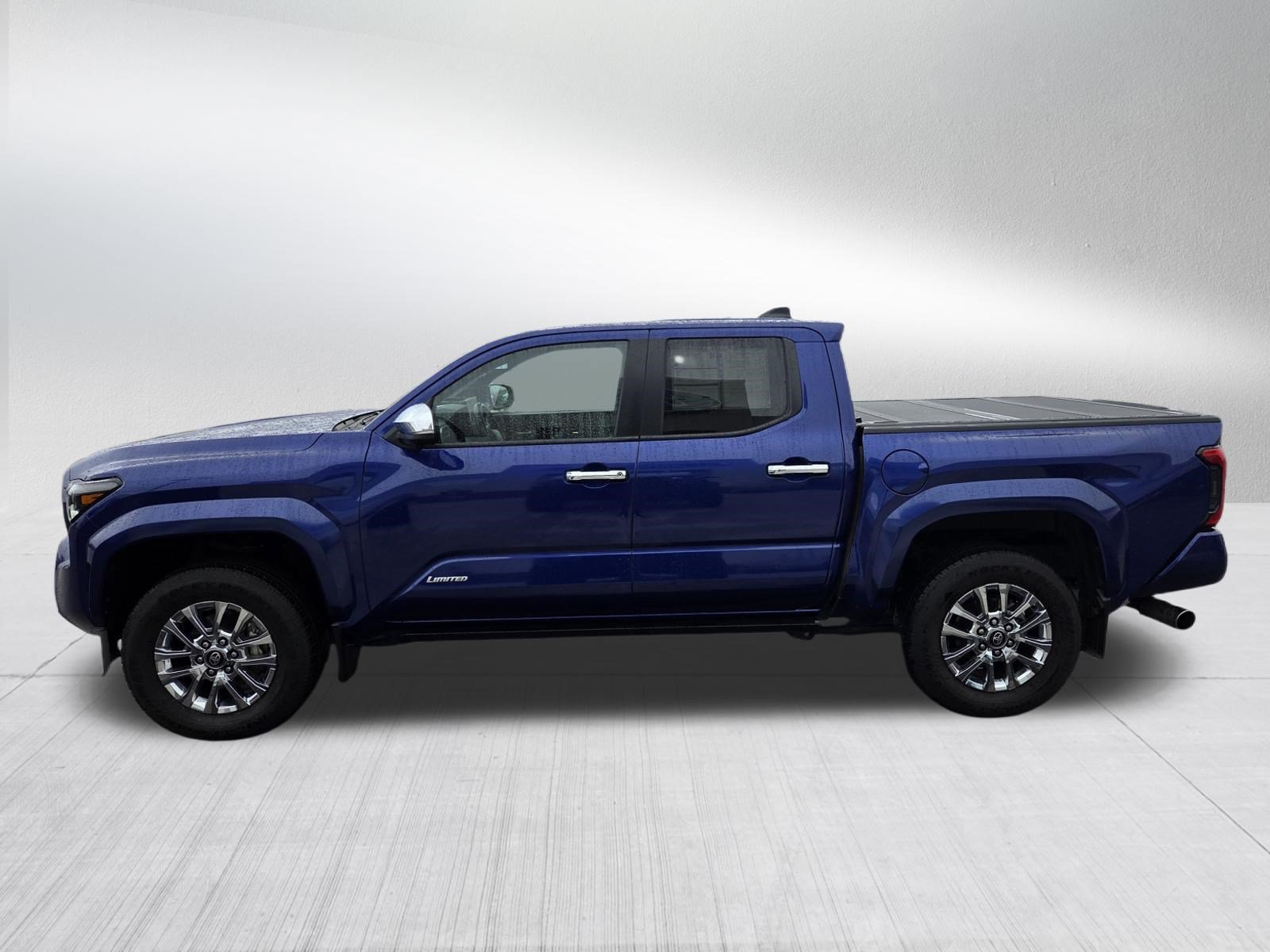 Used 2025 Toyota Tacoma Limited AWD/4WD image 4
