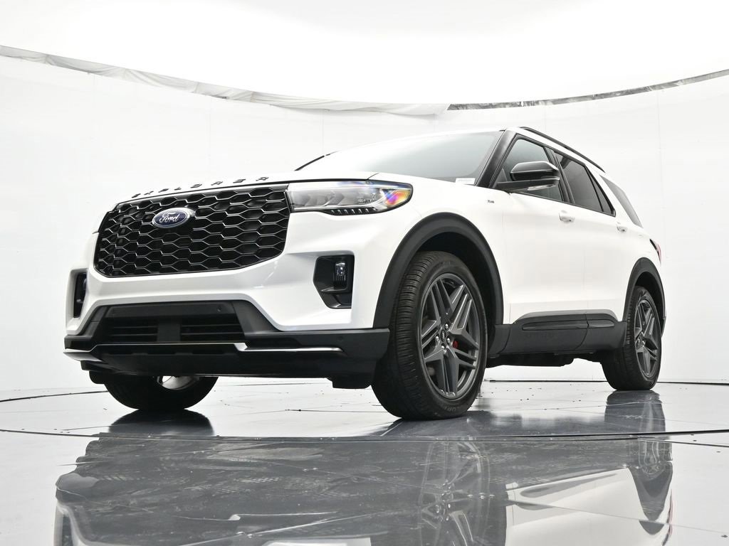 Certified 2025 Ford Explorer ST-Line w/ Premium Package image 3