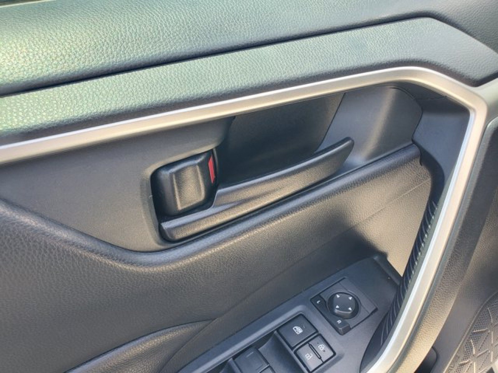 Used 2020 Toyota RAV4 LE FWD image 13
