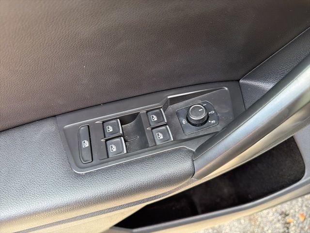 Used 2021 Volkswagen Tiguan SE w/ Panoramic Sunroof Package image 21