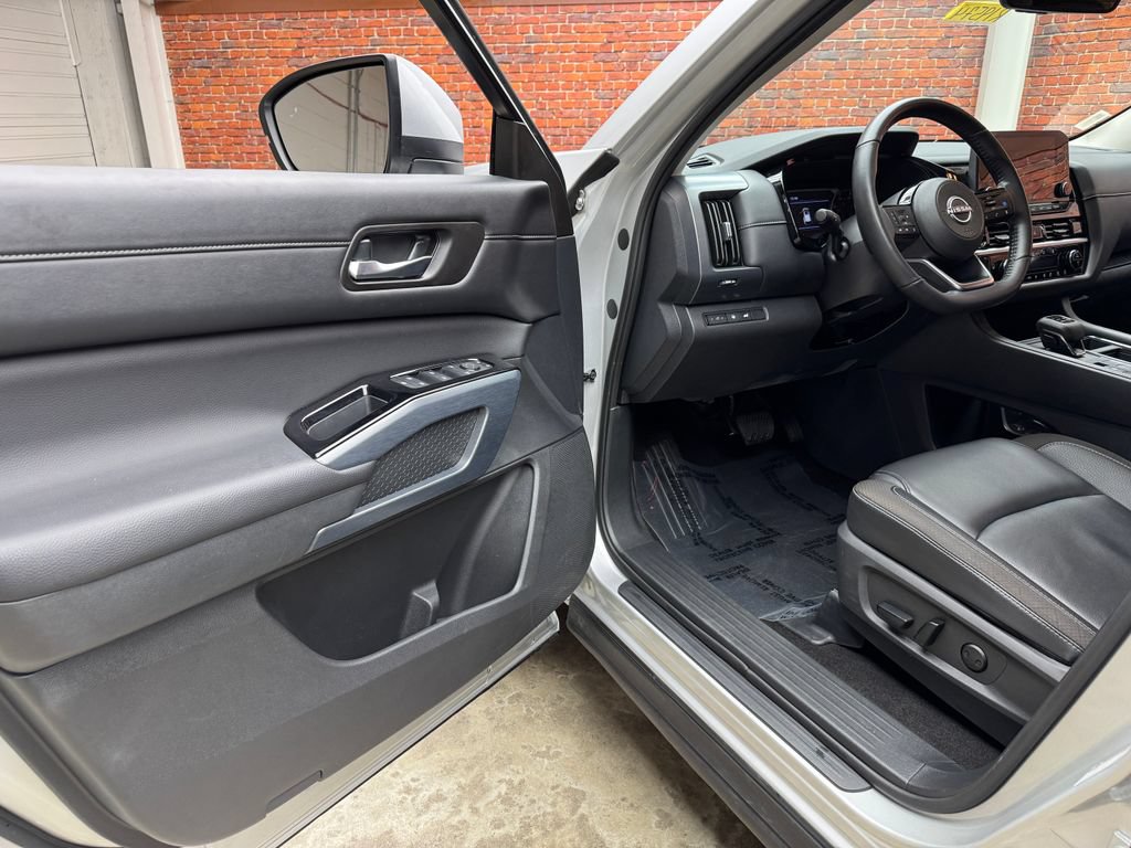 Used 2025 Nissan Pathfinder SL AWD/4WD image 9