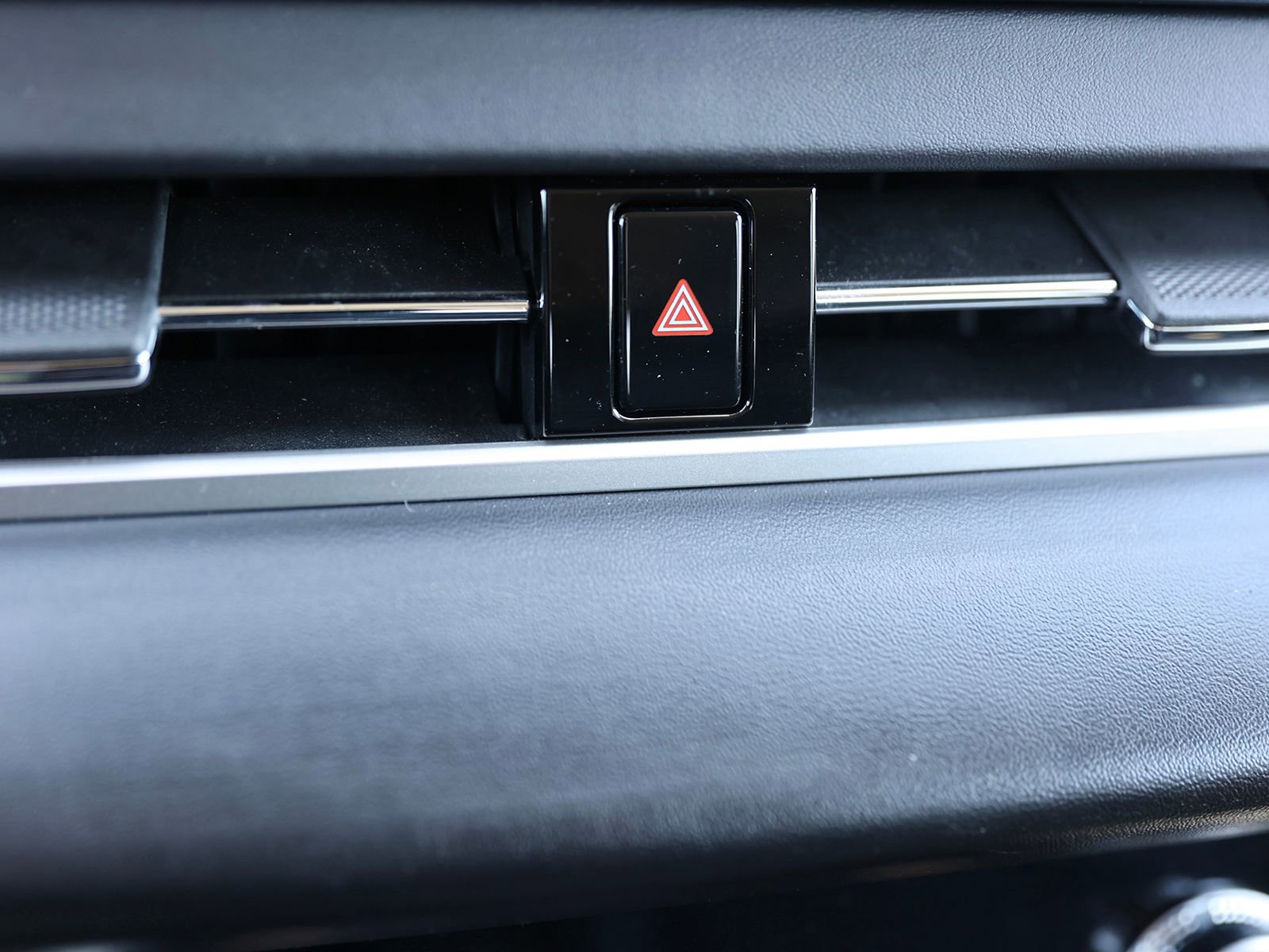 Used 2024 Mitsubishi Outlander 4WD Plug-In Hybrid image 27