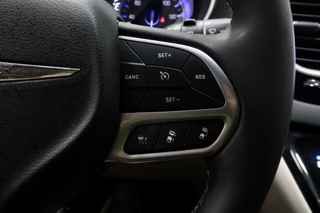 Used 2023 Chrysler Pacifica Touring-L FWD image 30