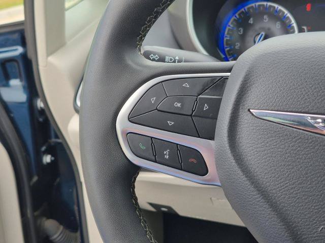 Used 2023 Chrysler Pacifica Touring-L FWD image 18