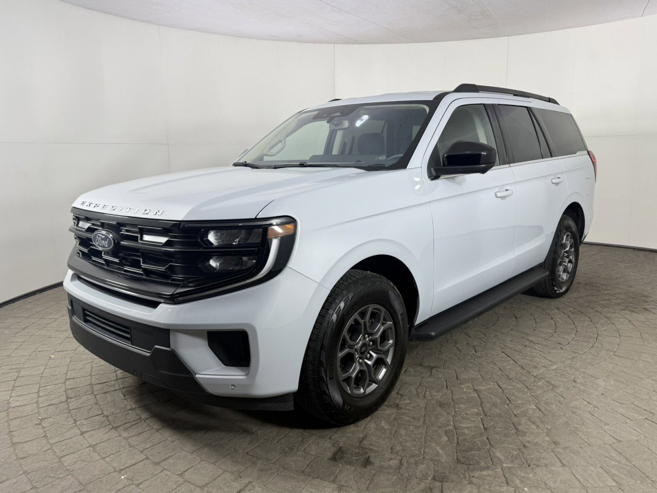 Certified 2025 Ford Expedition Active image 3