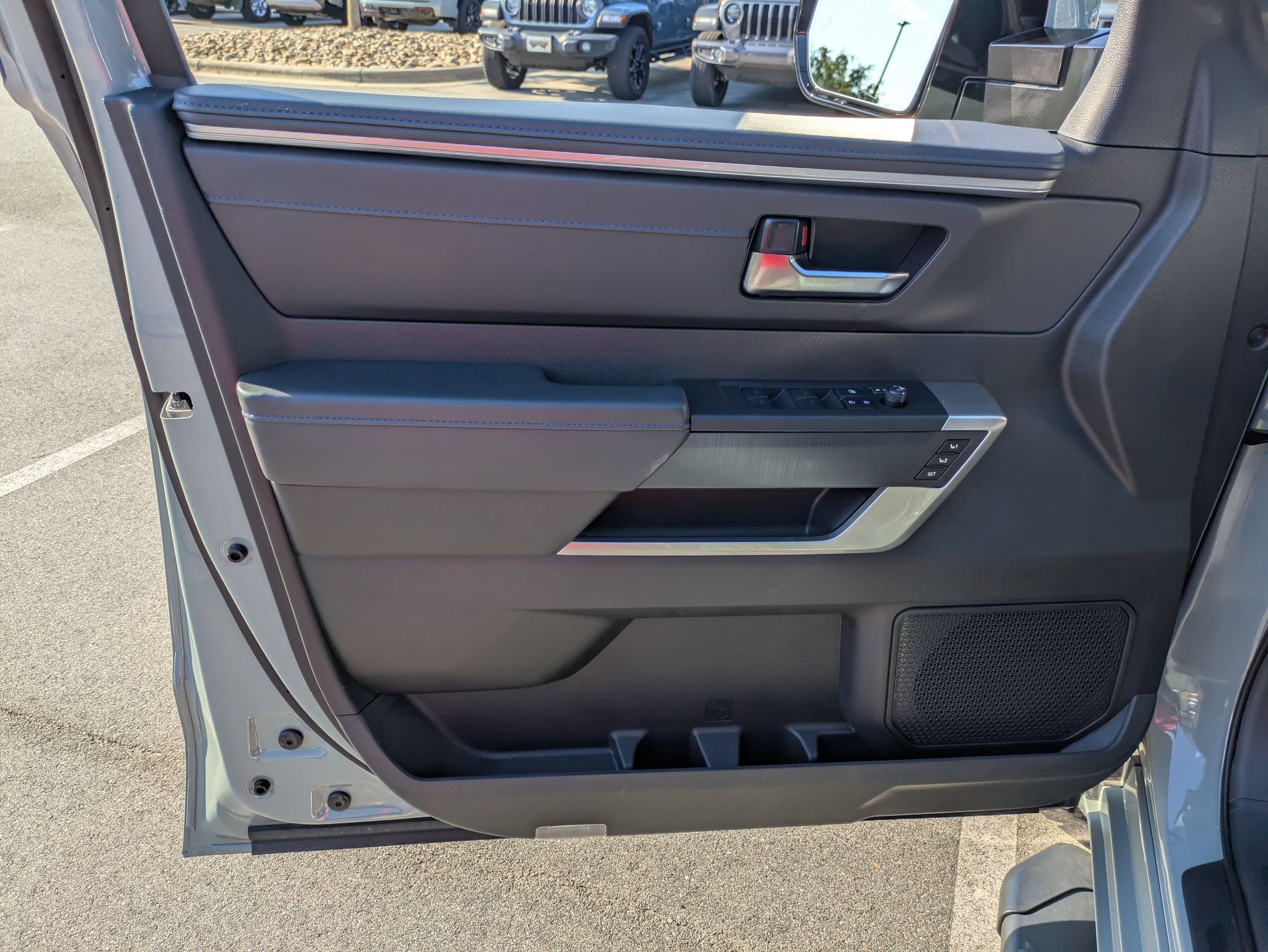 Used 2025 Toyota Tundra Platinum AWD/4WD image 15
