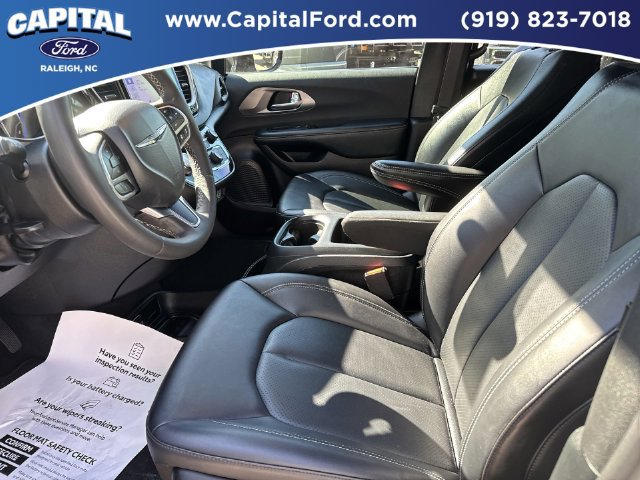 Used 2025 Chrysler Pacifica Select FWD image 19