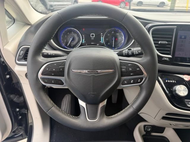 Used 2024 Chrysler Pacifica Touring-L FWD image 21