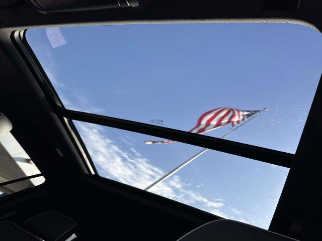 Used 2022 GMC Yukon XL SLT w/ SLT Premium Package image 21