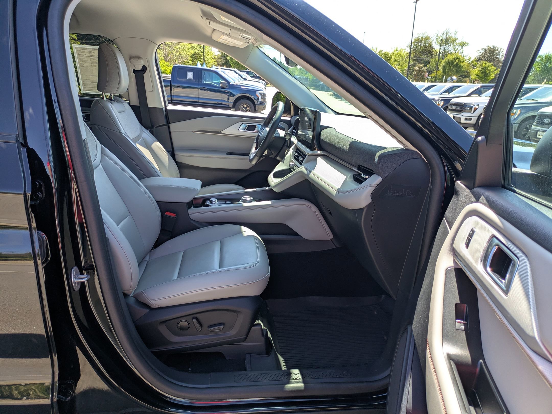Certified 2025 Ford Explorer Active w/ Active Comfort Package AWD/4WD image 39