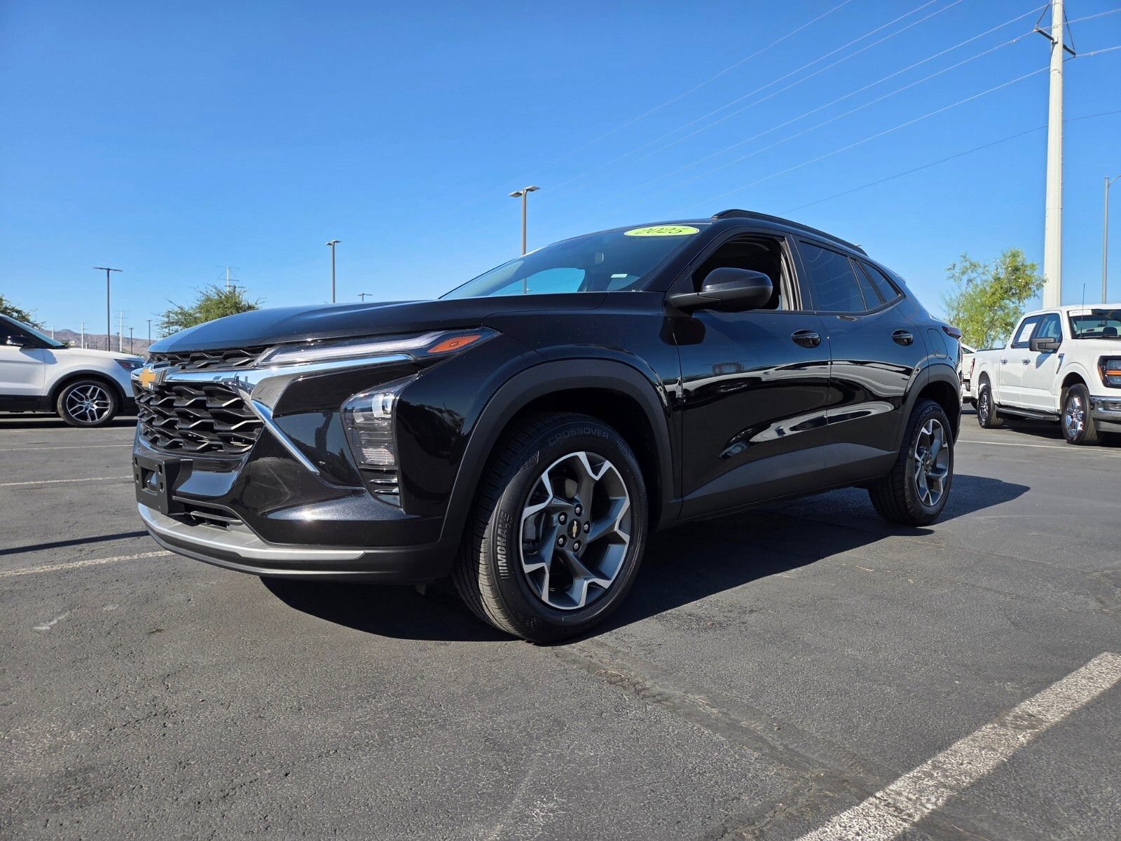 Used 2025 Chevrolet Trax LT FWD image 2