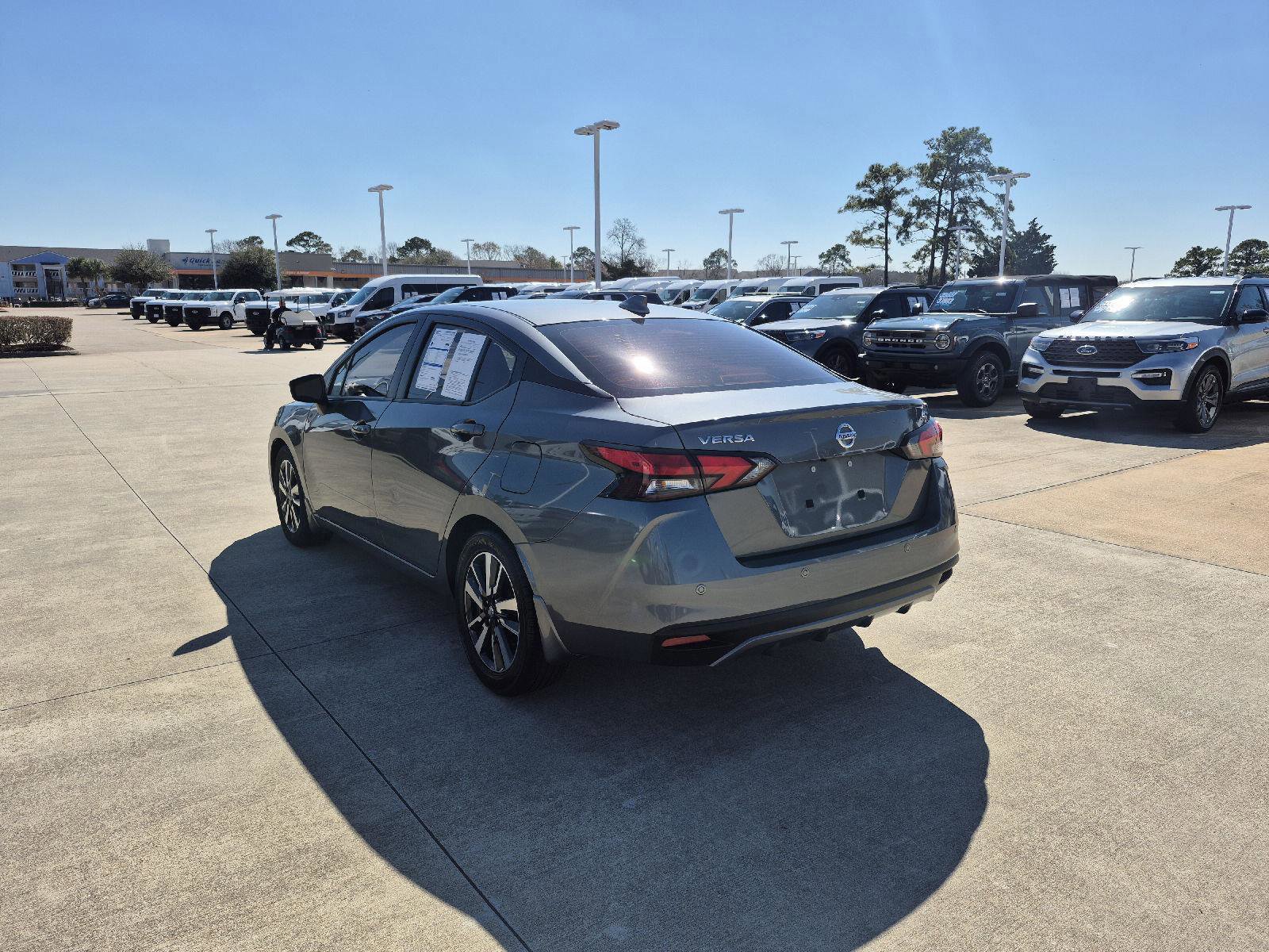 Used 2021 Nissan Versa SV image 3