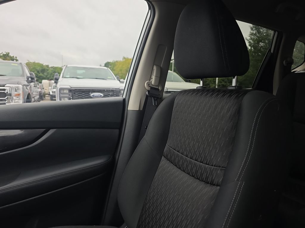 Used 2018 Nissan Rogue SV AWD/4WD image 41