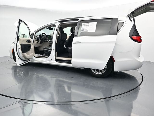 Used 2022 Chrysler Pacifica Touring-L FWD image 41