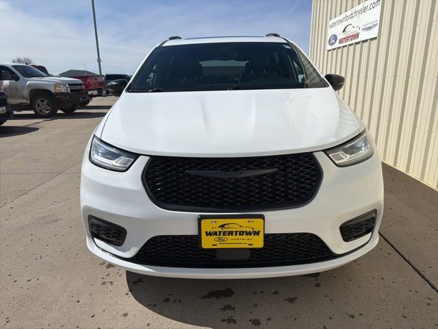 Used 2025 Chrysler Pacifica Limited FWD image 3