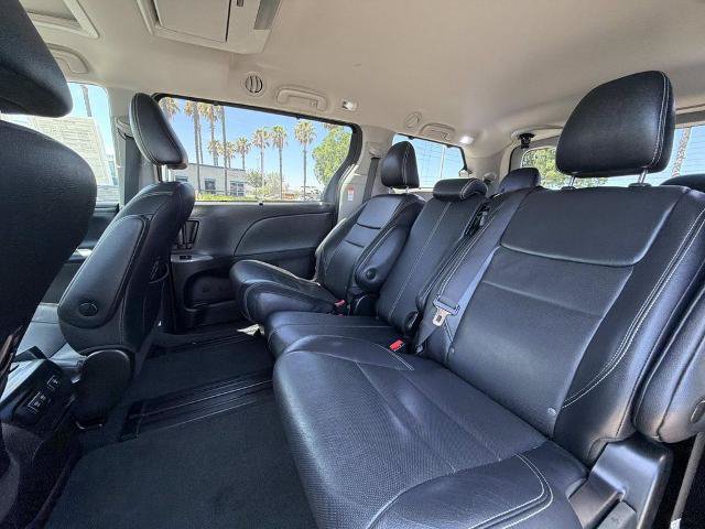 Used 2018 Toyota Sienna SE Premium w/ Carpet Mat Package FWD image 18