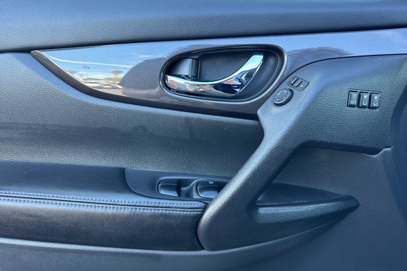 Used 2019 Nissan Rogue SV w/ Premium Package image 16