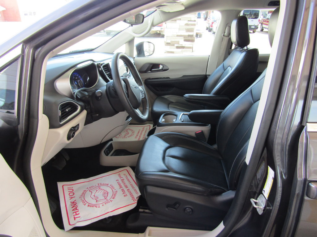 Used 2023 Chrysler Pacifica Touring-L FWD image 25
