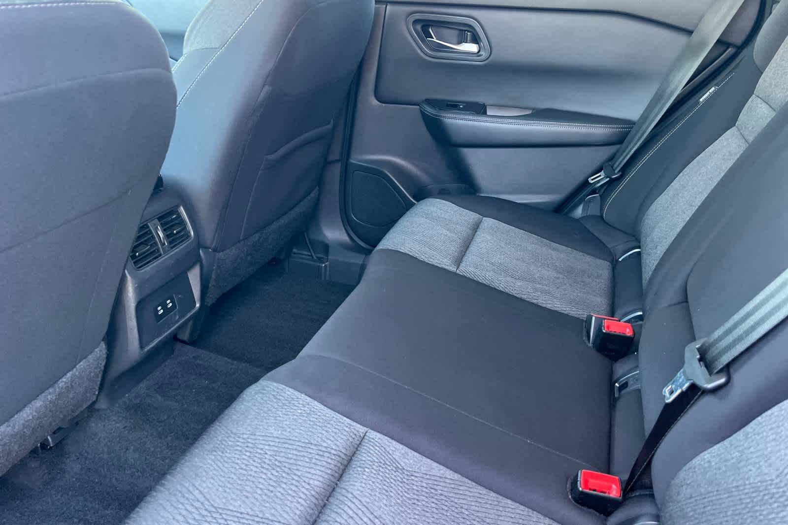 Used 2024 Nissan Rogue SV image 10