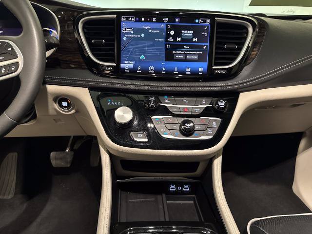 Used 2023 Chrysler Pacifica Limited FWD image 24