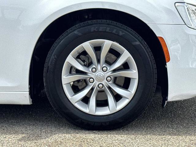 Used 2023 Chrysler 300 Touring image 31