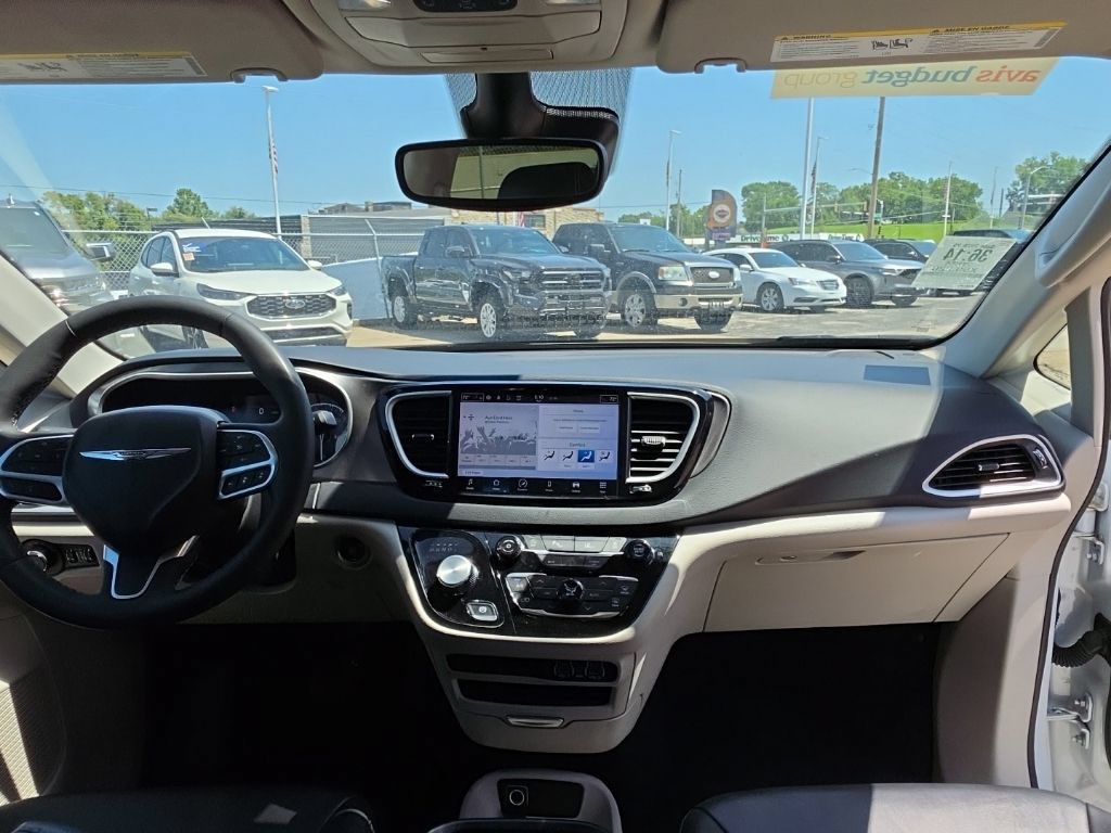 Used 2024 Chrysler Pacifica Touring-L FWD image 10