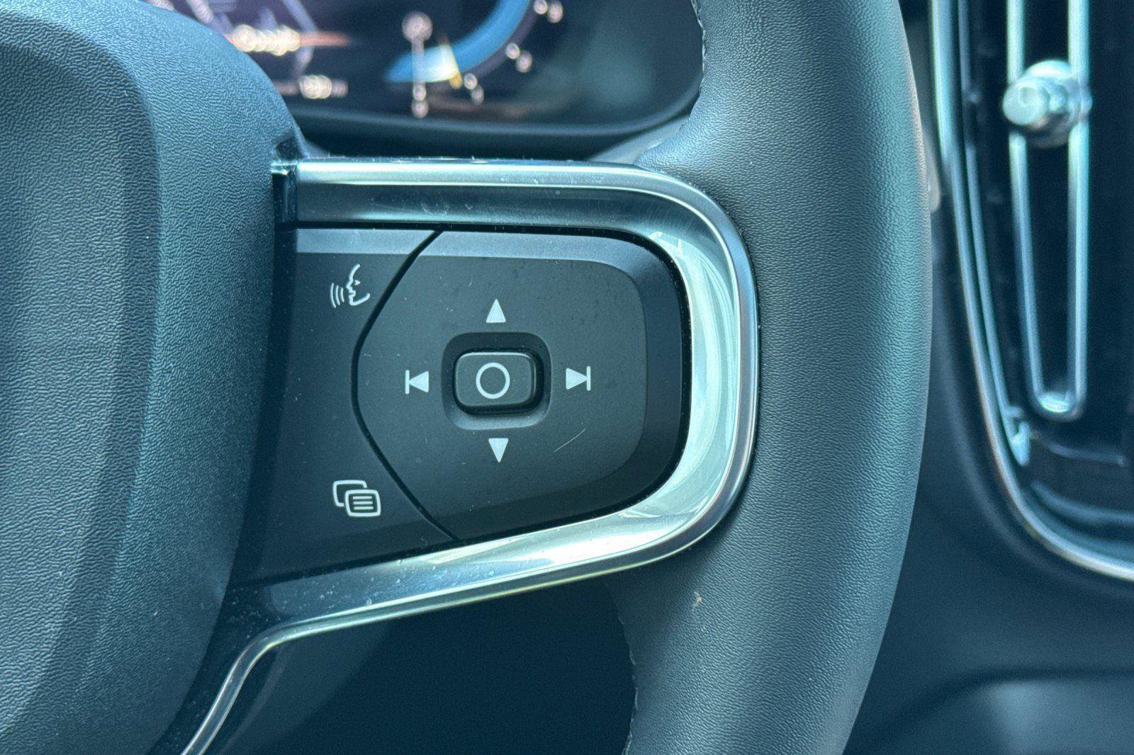 Used 2023 Volvo XC40 B5 Ultimate w/ Protection Package Premier image 29