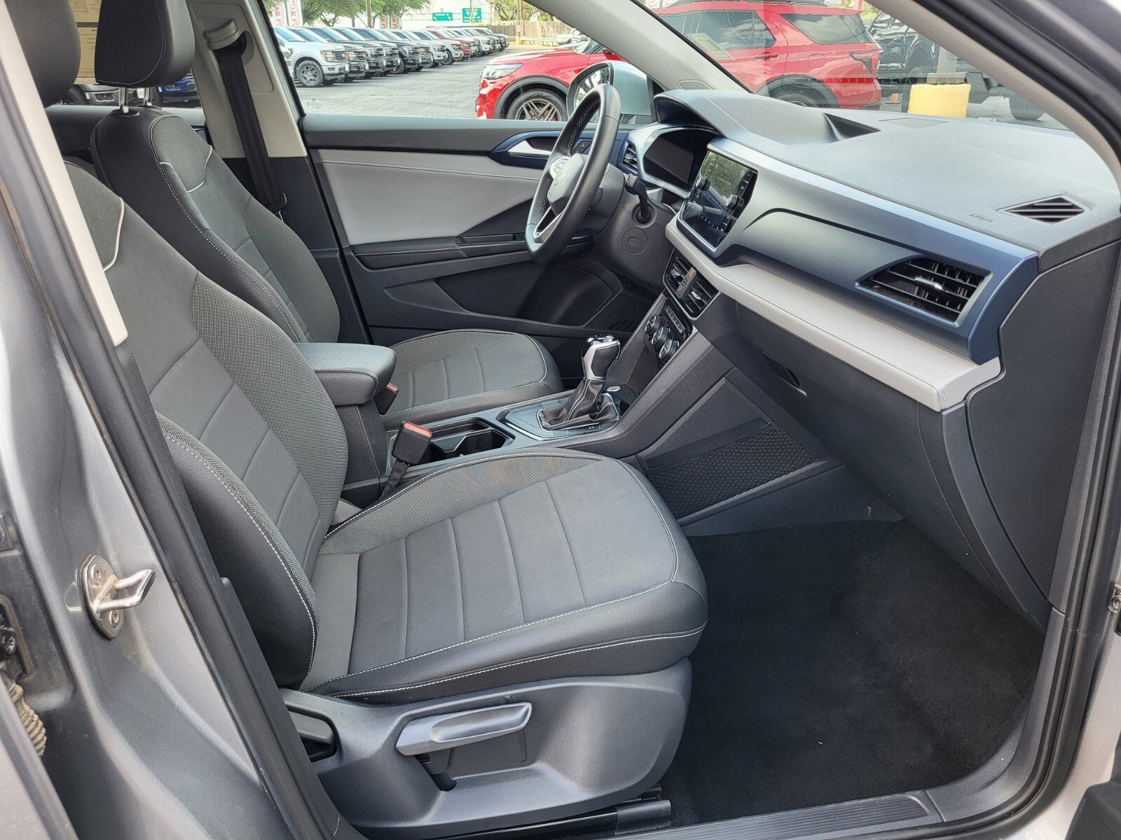 Used 2024 Volkswagen Taos SE FWD image 12