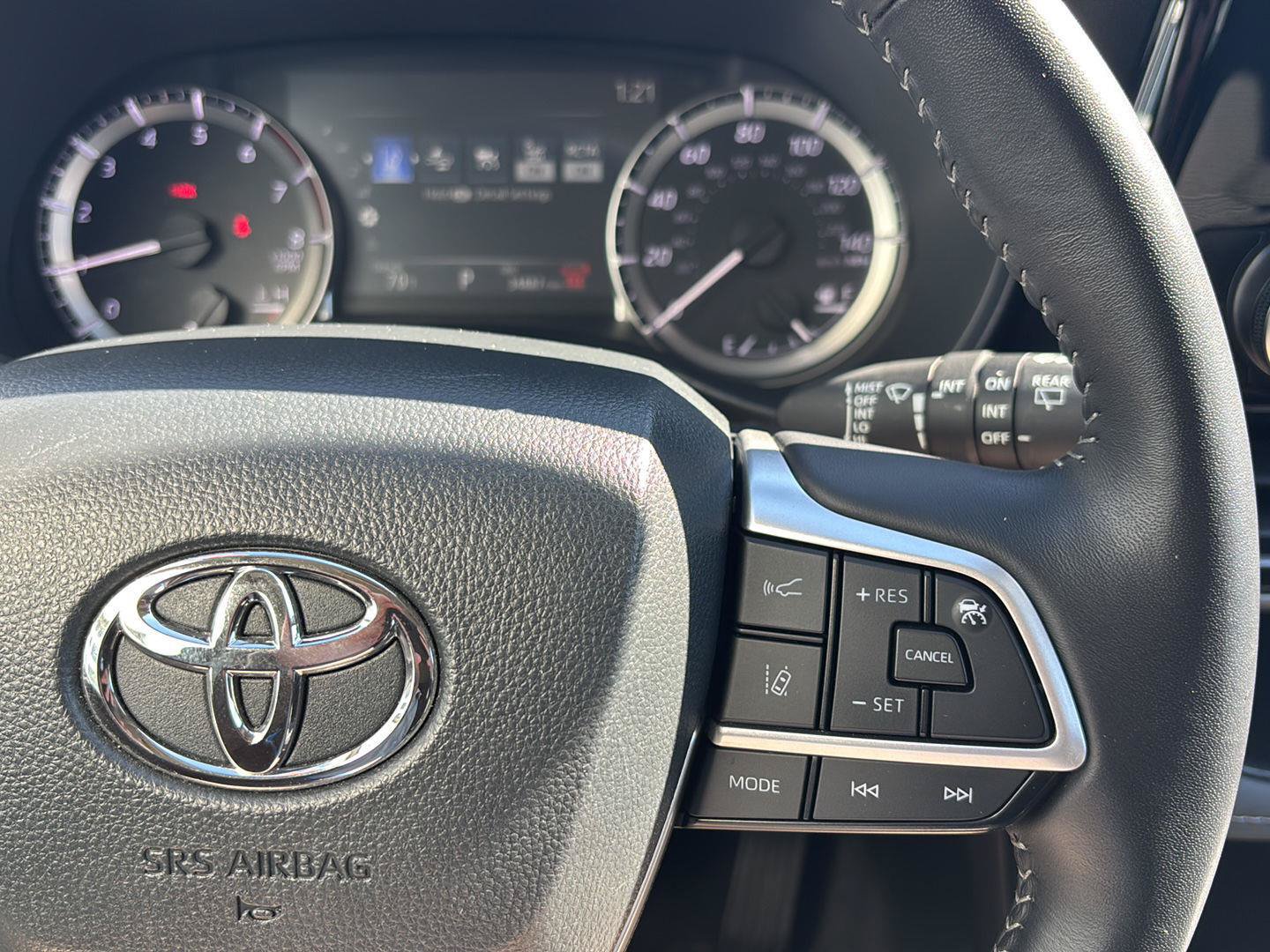 Used 2025 Toyota Highlander LE AWD/4WD image 19