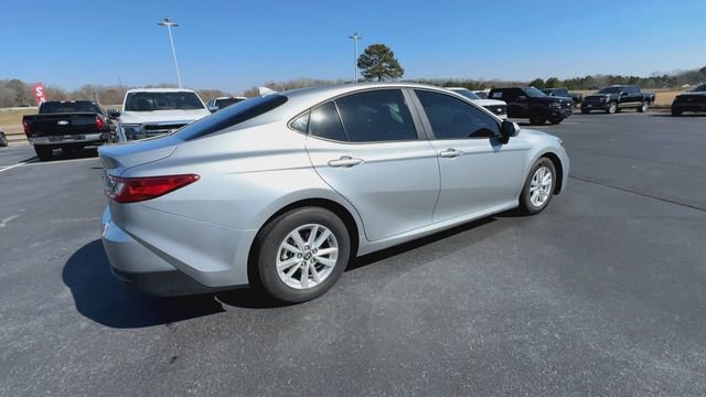 Used 2025 Toyota Camry LE image 7