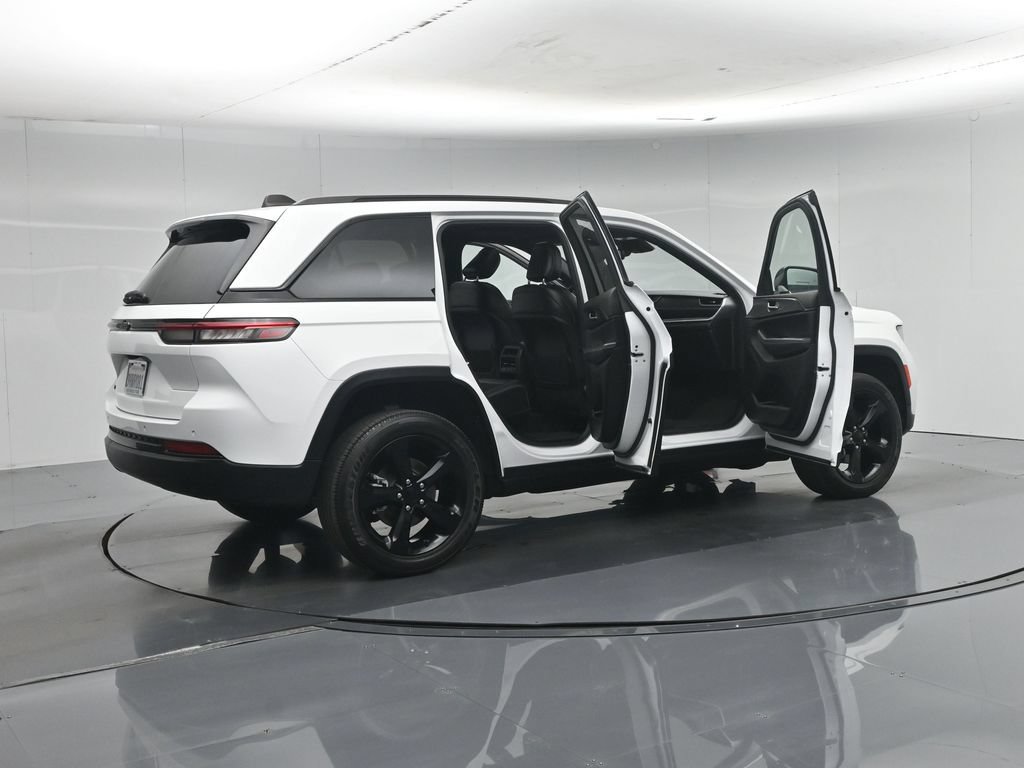 Used 2023 Jeep Grand Cherokee Altitude AWD/4WD image 6