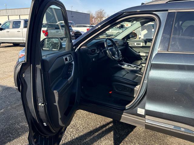 Certified 2022 Ford Explorer XLT w/ Equipment Group 202A image 7