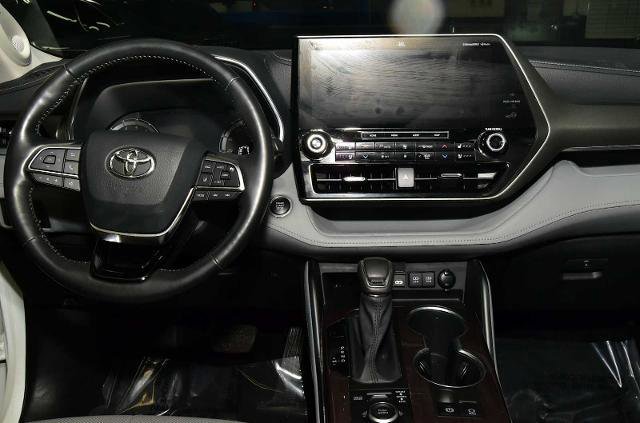 Used 2021 Toyota Highlander Limited image 15